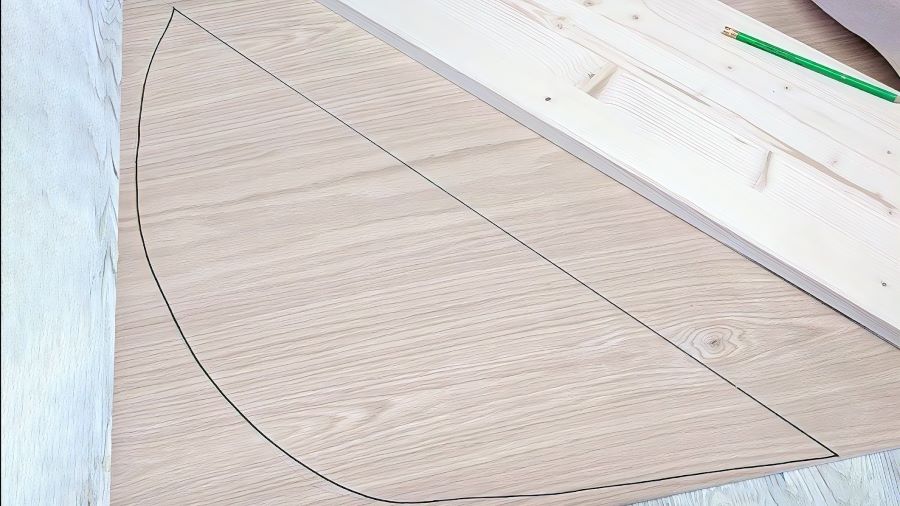 Обведите половину шаблона и соедините верх и низ прямой линией